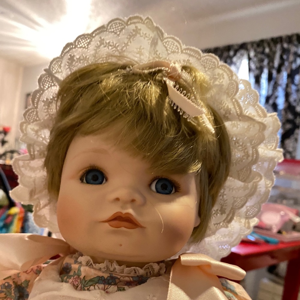 PORCELAIN DOLL - Picture 5 of 16